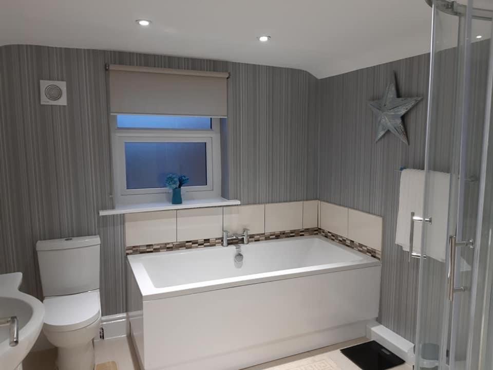 The New Accommodation Free Complementary Breakfast Tibshelf Екстериор снимка
