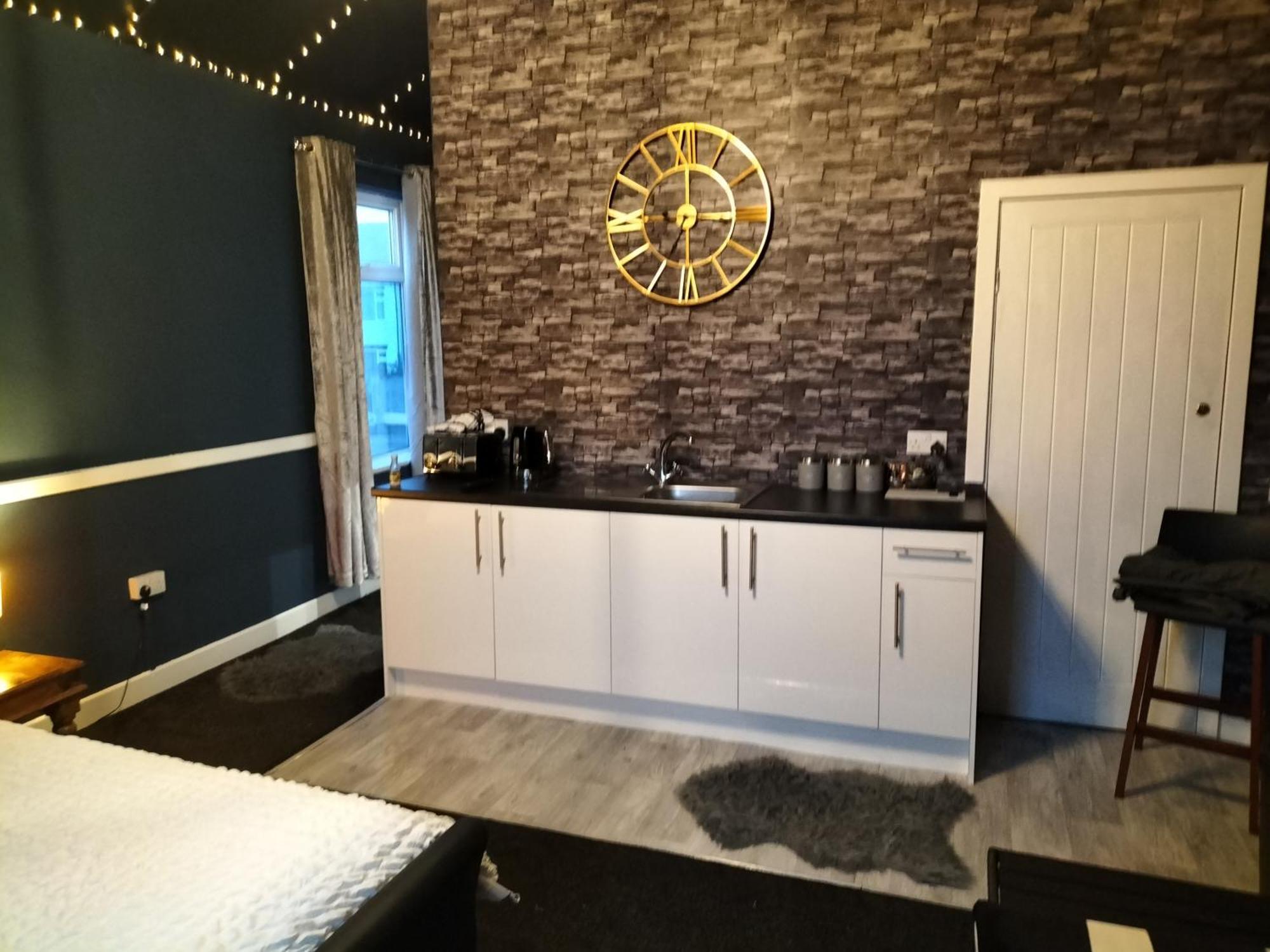 The New Accommodation Free Complementary Breakfast Tibshelf Екстериор снимка